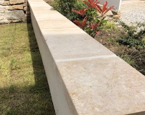 Coping stones in Burgundy limestone Lanvignes - Aged finish.