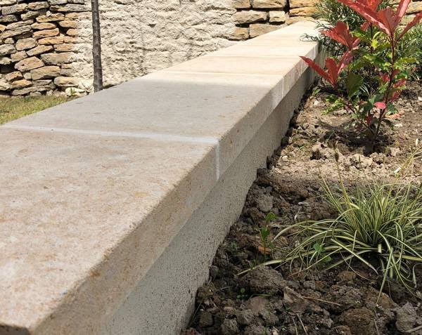 Coping stones in Burgundy limestone Lanvignes - Aged finish. Coping stones in Burgundy limestone Lanvignes - Aged finish.