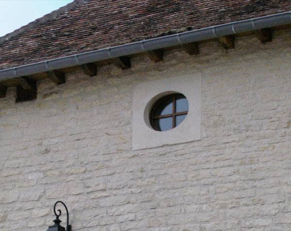 Oval oculus in natural Burgundy limestone Oval oculus in natural Burgundy limestone