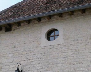 Œil de bœuf en pierre de Bourgogne - Toit Œil de bœuf en pierre de Bourgogne - Toit