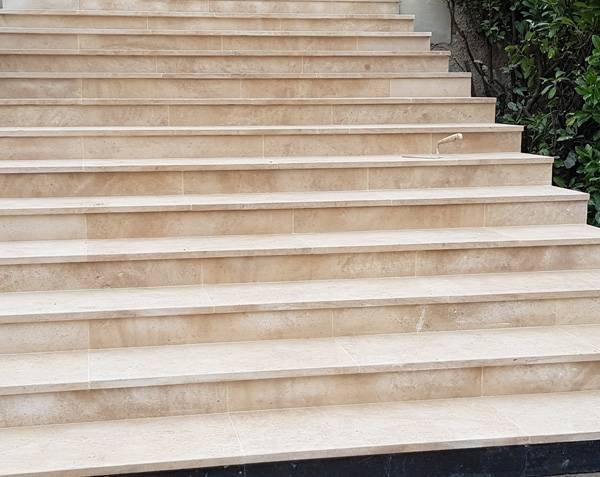 Riser in Burgundy limestone - Lanvignes Golden-Yellow Aged Finish Riser in Burgundy limestone - Lanvignes Golden-Yellow Aged Finish