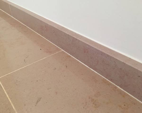 Plinthes en pierre de Comblanchien Clair Finition Adouci avec chanfrein Plinthes en pierre de Comblanchien Clair Finition Adouci avec chanfrein