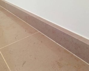 Plinthes en pierre de Comblanchien Clair Finition Adouci avec chanfrein Plinthes en pierre de Comblanchien Clair Finition Adouci avec chanfrein