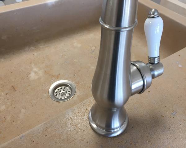 Pull-out spray kitchen faucet