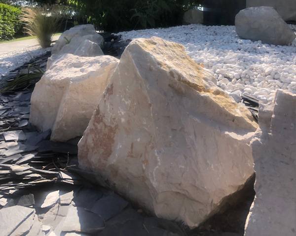 Rockfill in natural limestone Rockfill in natural limestone