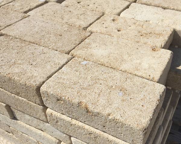 Pavé jaune en pierre