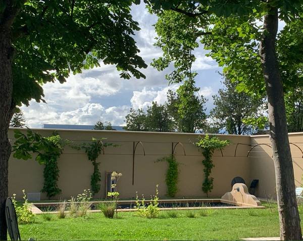 Basin - Fountain in Burgundy Stone Basin - Fountain in Burgundy Stone