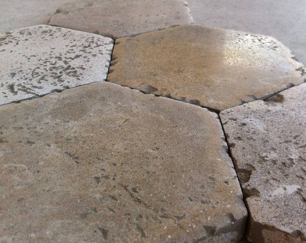 Tomettes hexagonales en pierre de bourgogne finition vieilles dalles avec patine - Sol tomettes en pierre naturelle