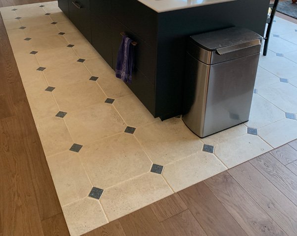 Cabochon tile flooring in stone - Semond Light Veined, Antique Finish, 40 x 40 cm tiles - 7 x 7 cm cabochons