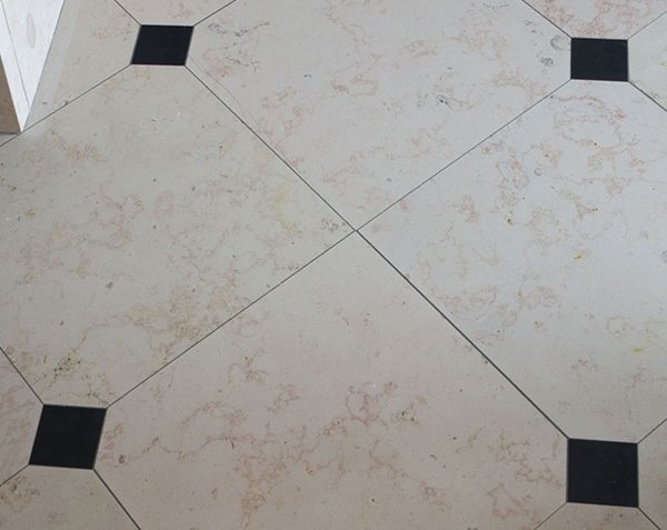 Burgundy limestone flooring in Light Comblanchien with black cabochons - Honed finish Burgundy limestone flooring in Light Comblanchien with black cabochons - Honed finish