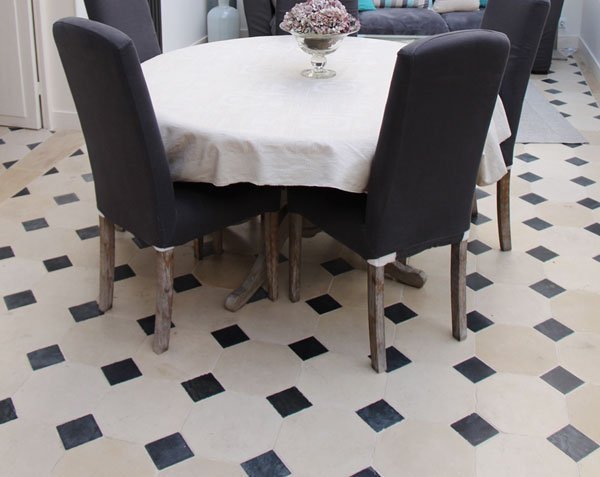 Burgundy limestone flooring in Charmot, 30 x 30 cm tiles with 11 x 11 cm cabochons - Honed finish