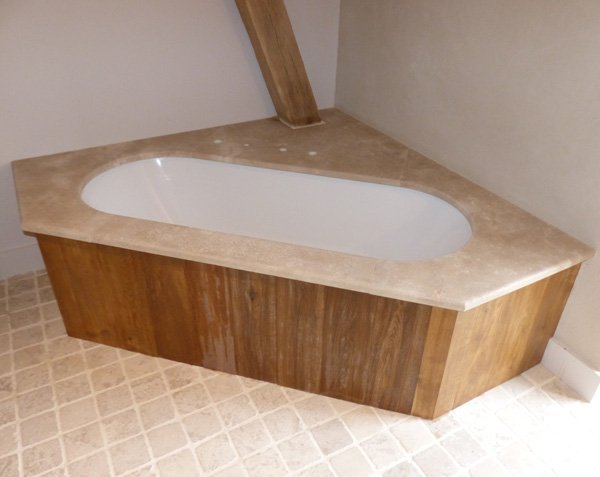 Bathtub cladding in natural stone