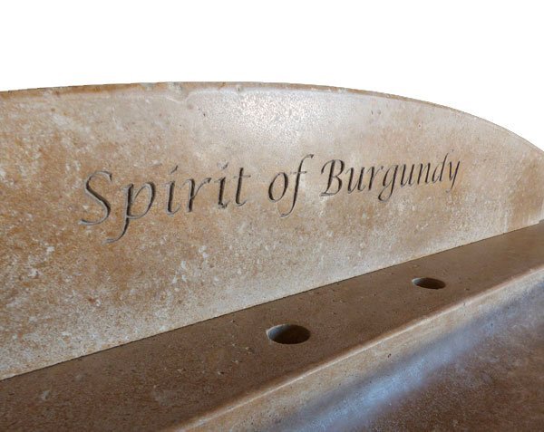 Splashback in Burgundy limestone with engraving for limestone sink - Lanvignes Antiquaire