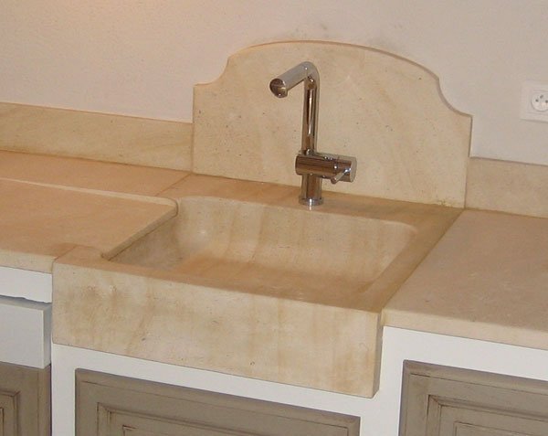 Gamay splashback in natural limestone from Burgundy - Beaunotte Honed