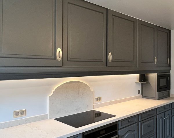 Grenache model - Splashback in limestone - Charmot Light Honed