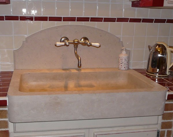 Kitchen in Burgundy limestone - Grenache splashback - Lanvignes Golden-Yellow Aged