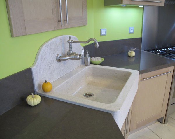 Syrah splashback in Burgundy limestone - Charmot Light Honed