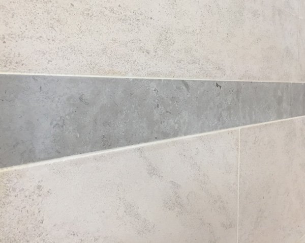 Natural stone frieze - Wall covering in Charmot Light Honed finish & Frieze in Bleu de Lignières Honed finish Natural stone frieze - Wall covering in Charmot Light Honed finish & Frieze in Bleu de Lignières Honed finish