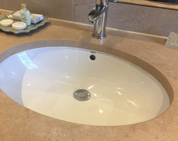 Vanity top in limestone - Golden Charmot Honed finish Vanity top in limestone - Golden Charmot Honed finish