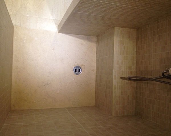 Italian-style shower tray in Burgundy limestone - Charmot Light Honed