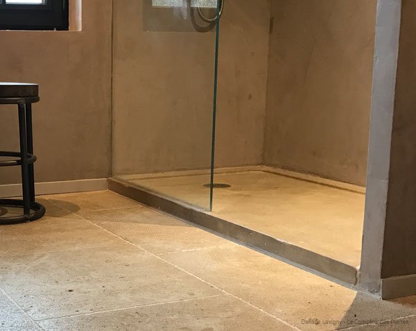 Classic stone shower tray in ambient setting - Lanvignes Golden-Yellow Aged Classic stone shower tray in ambient setting - Lanvignes Golden-Yellow Aged