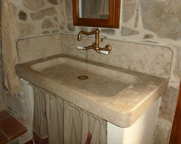 Lavabo en pierre de Bourgogne - Lanvignes Doré-Jaune Vieilli Lavabo en pierre de Bourgogne - Lanvignes Doré-Jaune Vieilli