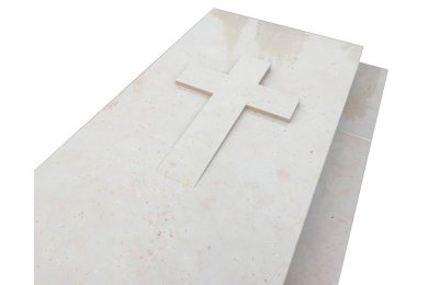 Pierre tombale avec croix dans la masse - Comblanchien Clair Adouci Pierre tombale avec croix dans la masse - Comblanchien Clair Adouci