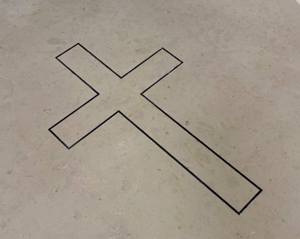 Croix gravée sur stèle - Comblanchien Clair