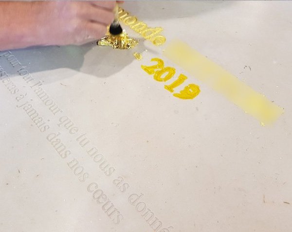 Grave in natural limestone - Comblanchien Light Honed finish - Gold Leaf Engraving