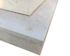 Semelle de pierre tombale - Comblanchien Légèrement Moucheté Adouci Semelle de pierre tombale - Comblanchien Légèrement Moucheté Adouci