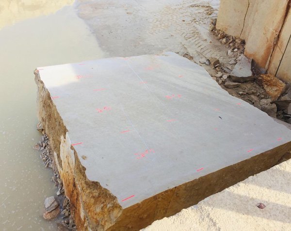 Burgundy limestone Quarry - Ampilly