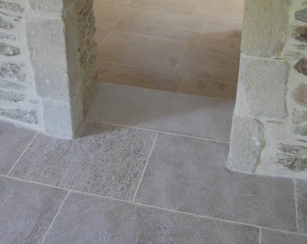Threshold and flooring in Ampilly Limestone (Antique Finish)