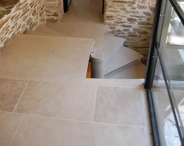 Ampilly Stone Staircase – Antique Finish Ampilly Stone Staircase – Antique Finish