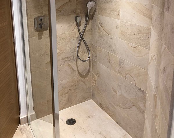 Bathroom in Beaunotte limestone Bathroom in Beaunotte limestone