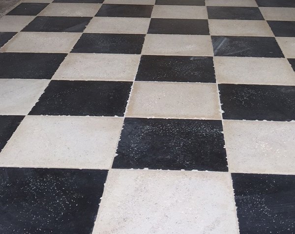 Sol en pierre - Damier Noir et Blanc Charmot Clair et Pierre Bleue Belge - Vieilles Dalles de Bourgogne naturelle sans patine Sol en pierre - Damier Noir et Blanc Charmot Clair et Pierre Bleue Belge - Vieilles Dalles de Bourgogne naturelle sans patine