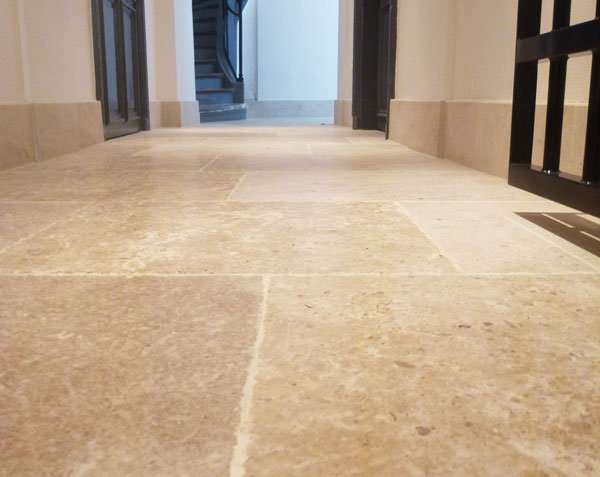 Dallage en pierre de Bourgogne Modèle Saint-Genay finition Monastère - Pour intérieur ou terrasse extérieur