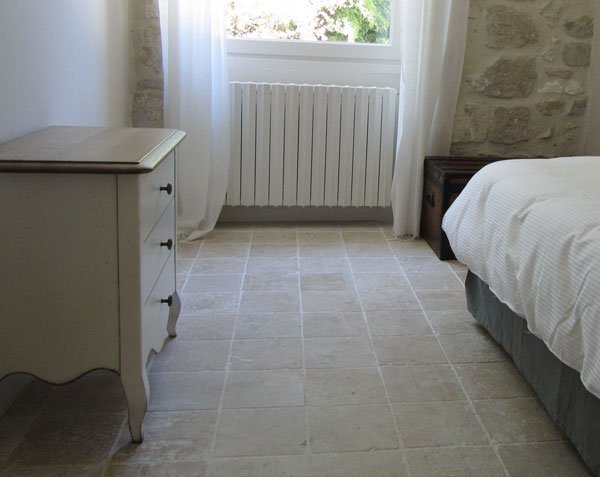 Burgundy Limestone Cobblestones in a Bedroom - 20 x 20 cm Burgundy Limestone Cobblestones in a Bedroom - 20 x 20 cm
