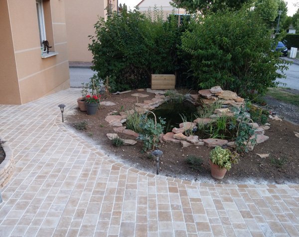 Stone-Colored Cobblestones - Mix of Burgundy Limestone Stone-Colored Cobblestones - Mix of Burgundy Limestone