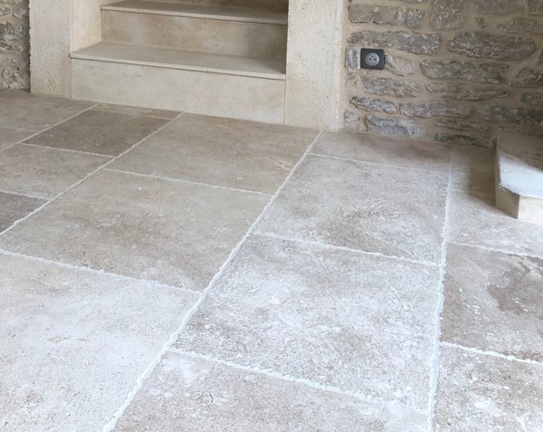 Burgundy Limestone - Semond Blended - Random lengths of 40/50/60 cm - Monastery Finish Burgundy Limestone - Semond Blended - Random lengths of 40/50/60 cm - Monastery Finish