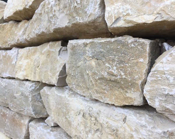 Rubble in Burgundy natural limestone. Rubble in Burgundy natural limestone.