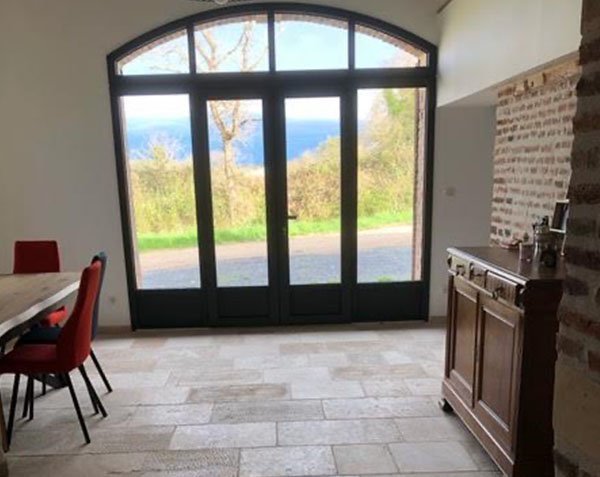 Dallage rustique en pierre pour séjour avec vue sur la mer