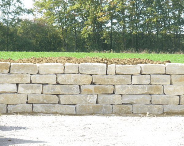 Basement wall in natural stone from Burgundy Basement wall in natural stone from Burgundy