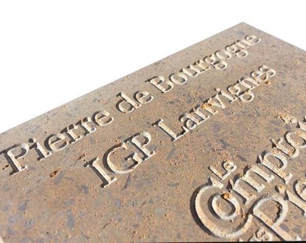 Pavé gravé en pierre