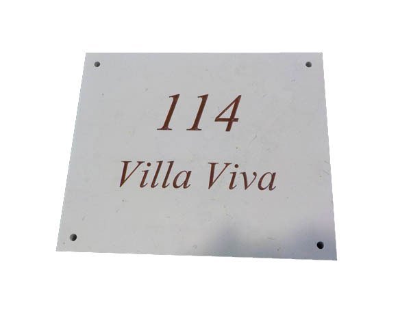 Plaque gravée en pierre de Comblanchien Clair - Remplissage Gravure Lie de vin Plaque gravée en pierre de Comblanchien Clair - Remplissage Gravure Lie de vin