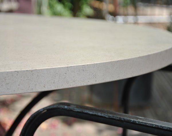 Détail d'un plateau de table en pierre de Bourgogne - Chant : chanfrein Détail d'un plateau de table en pierre de Bourgogne - Chant : chanfrein