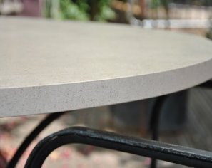 Détail d'un plateau de table en pierre de Bourgogne - Chant : chanfrein Détail d'un plateau de table en pierre de Bourgogne - Chant : chanfrein