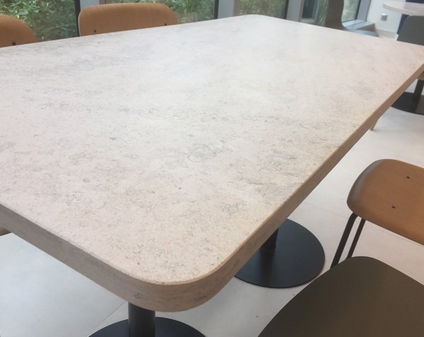 Table rectangle en pierre. Charmot Clair Adouci avec chanfrein. Table intérieur pour salle à manger ou espace déjeuner collectif Table rectangle en pierre. Charmot Clair Adouci avec chanfrein. Table intérieur pour salle à manger ou espace déjeuner collectif