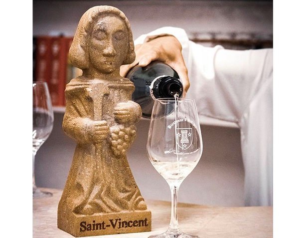 Decoration Saint-Vincent carving oin Burgundy limestone Decoration Saint-Vincent carving oin Burgundy limestone
