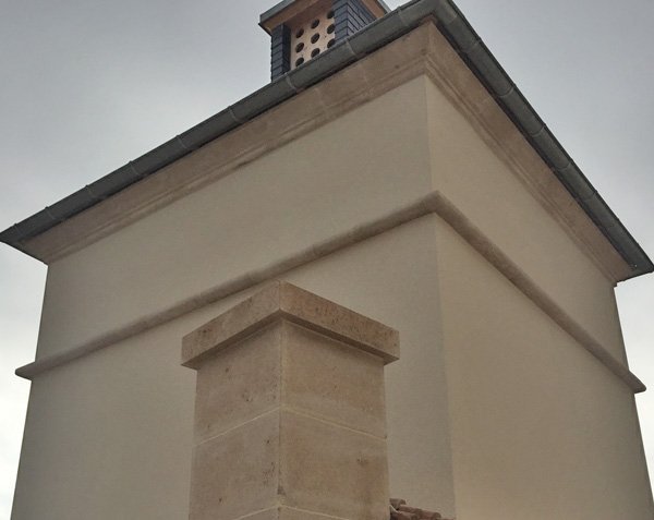 Stone band on facade and molded cornice - Natural Burgundy limestone Stone band on facade and molded cornice - Natural Burgundy limestone