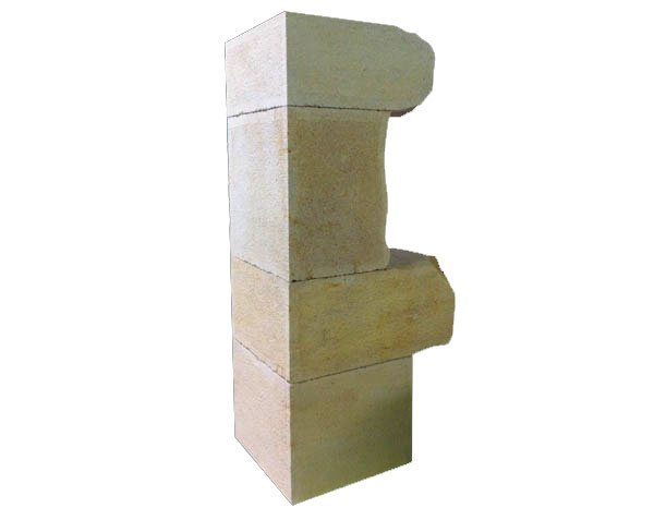 Facade corner in natural limestone